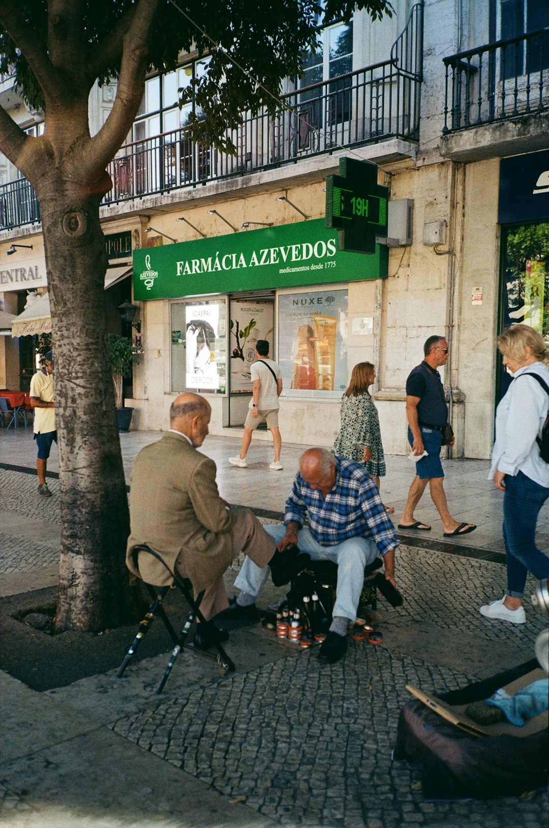 Как называется фильм, где у мужика яйца на подбородке?